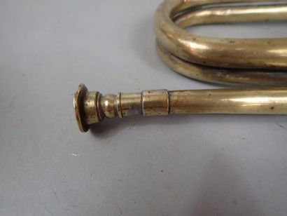 Trompette en laiton. Longueur 41 cm. Petits...