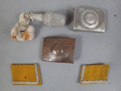 Lot WW2 Allemand, comprenant 2 boucles dénazifiées,...