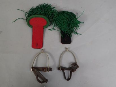 Paire d’épaulettes rouge et verte et une...