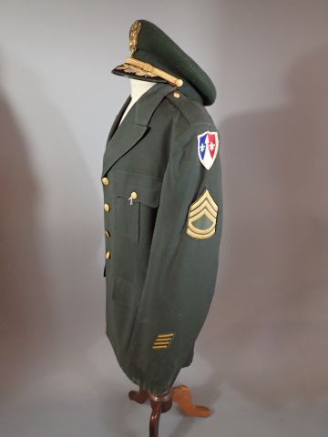 USA- Lot d’uniformes : veste d’officier Army,...
