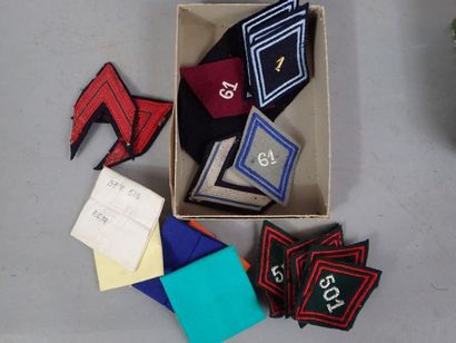 Lot d’insignes, d’écusson, de grades, de...