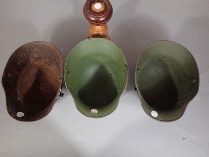Lot de 3 coques de casque allemand mod 16,...