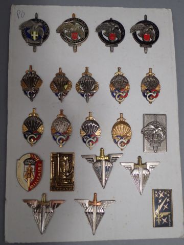 Lot d’insignes Parachutiste, légion et commando,...