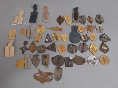 45 insignes français : G.U. troupes coloniales,...