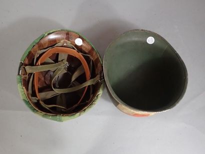 Lot : 1 Casque US, M1 avec insigne d’infirmier...
