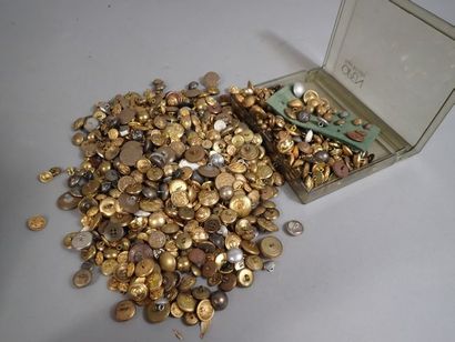 Lot de boutons d’uniforme France et étra...