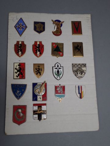 Lot d’Insignes Cavalerie, chasseurs, et divers,...