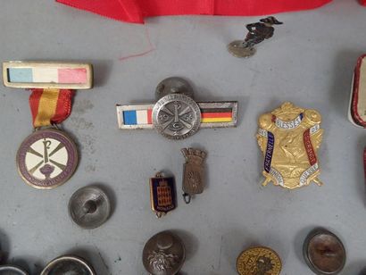 Lot de boutons militaires et insignes dont...