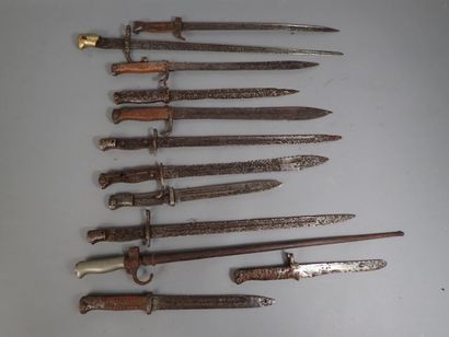 Lot de 12 baïonnettes françaises et allemandes,...
