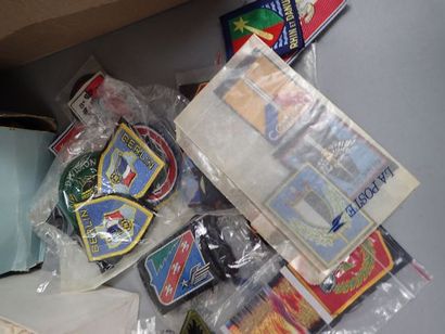 Fort lot d’insignes tissu dont pattes de...