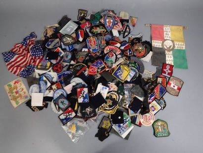 Fort lot d’insignes tissus armée française....