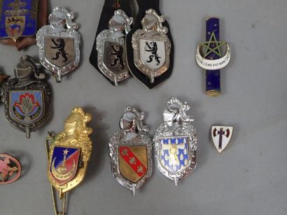 Lot de 15 insignes régimentaires et 6 boutons...