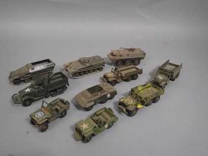 Lot de véhicules militaires et avions miniatures....