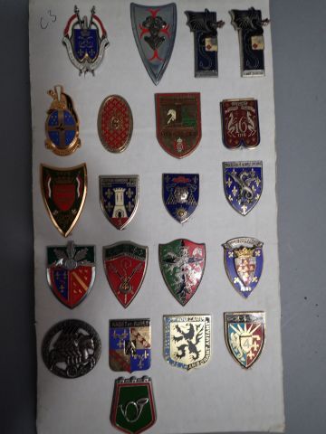Lot d’Insignes Cavalerie, chasseurs, et divers,...