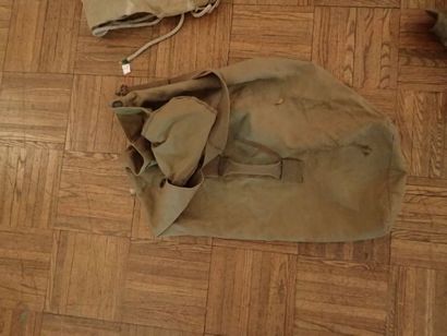 Lot d’équipement militaire : 3 sacs à paquetages,...