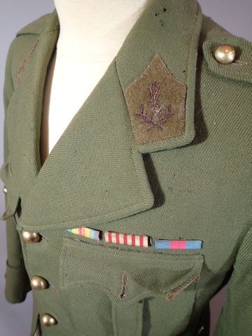 France- Lot d’uniformes : Vareuse de capitaine...