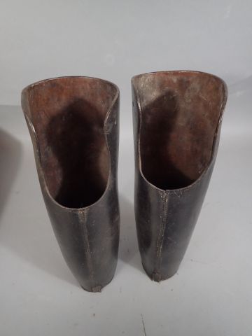 Paire de houseaux en cuir noir avec cachet...