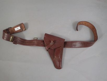 Ceinturon d’officier en cuir brun et un étui...