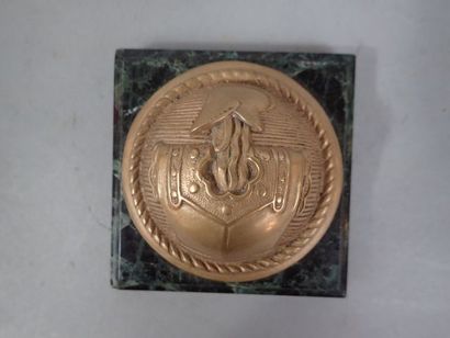 Presse-papier en bronze reprenant la forme...