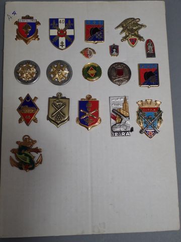 Lot d’insigne Artillerie et troupe de Marine,...