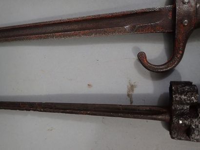 Lot de 2 baïonnettes françaises : 1 Lebel...