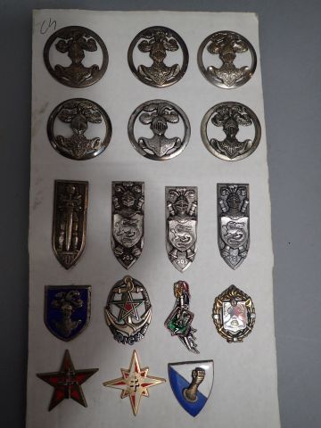 Lot d’Insignes Cavalerie, chasseurs, et divers,...