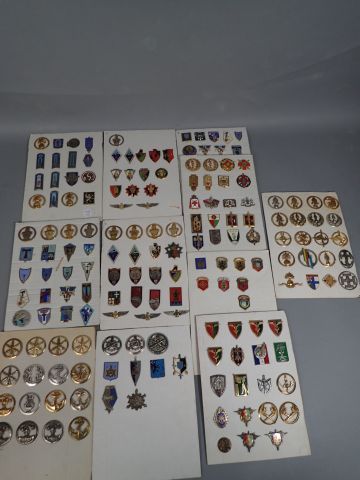 Lot d’insignes français divers : matériel,...