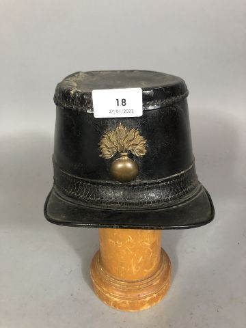 Képi en cuir, à visière carrée, grenade en...