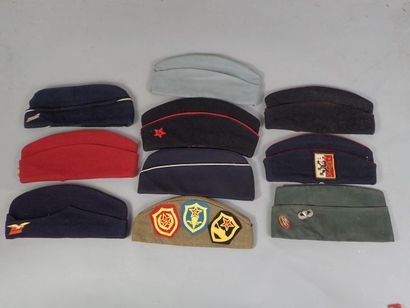 Lot de 10 bonnets de police. 8 français :...