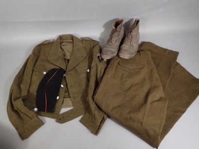 Uniforme de gendarme comprenant : un blouson...