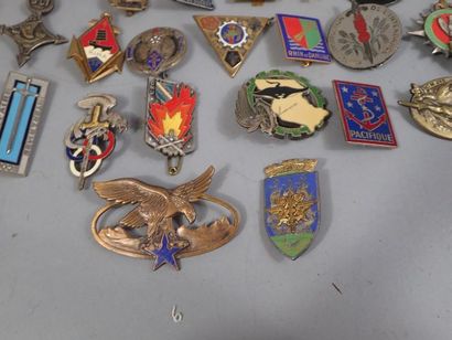 45 insignes français : G.U. troupes coloniales,...