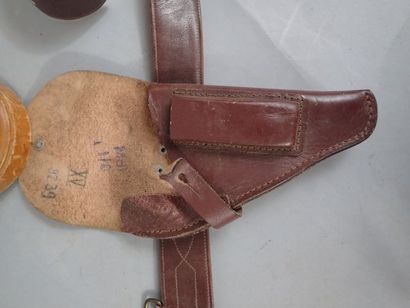 Ceinturon d’officier en cuir brun et un étui...