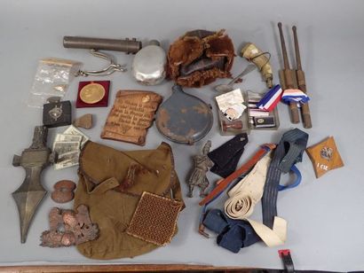 Carton d’équipement militaire divers : bidon,...