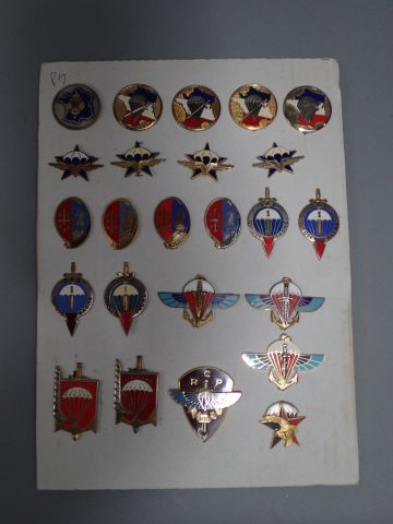 Lot d’insignes Parachutiste, légion et commando,...