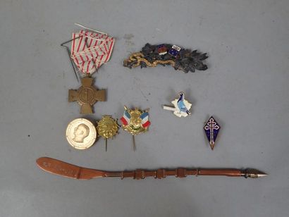 Lot de souvenirs Militaires dont : porte-plume...