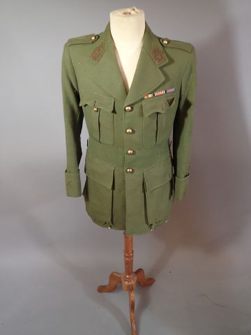 France- Lot d’uniformes : Vareuse de capitaine...