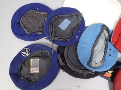 6 bonnets de police et 7 bérets dont Para,...