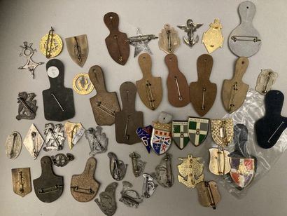 Lot d’insignes : Infanterie, Chasseurs, Armée...