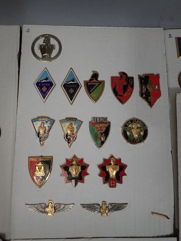 Lot d’insignes français divers : matériel,...