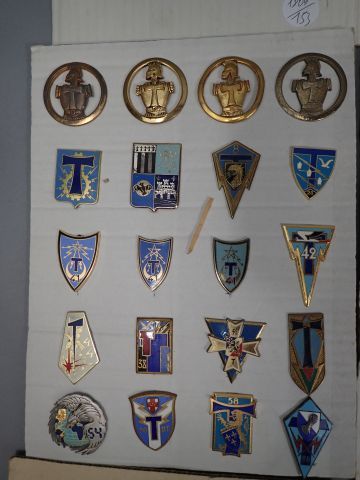 Lot d’insignes français divers : matériel,...