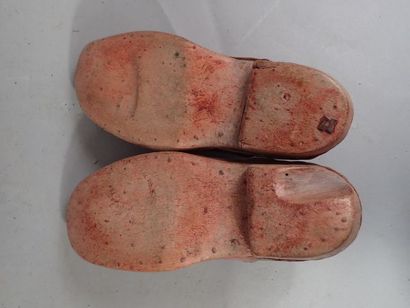 Lot comprenant une paire de sabot, 2 abreuvoirs...
