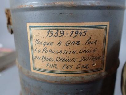3 masques à gaz de la Défense Passive dans...