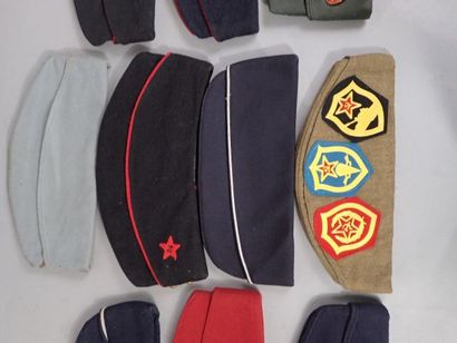 Lot de 10 bonnets de police. 8 français :...