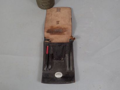 Lot d’un étui de masque à gaz type Bundeswehr...