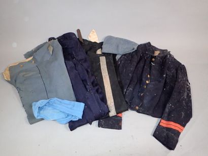 Lot d’uniforme français : un pantalon bleu...