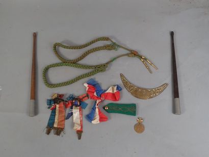 Lot comprenant 2 fourragères croix de guerre,...