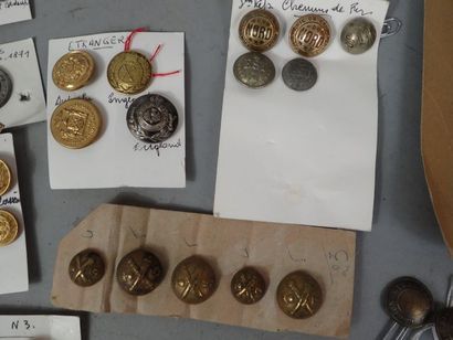 Lot de boutons français d’uniformes civils...