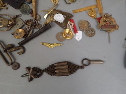 Lot d’insignes, médailles, plaques d’identité,...