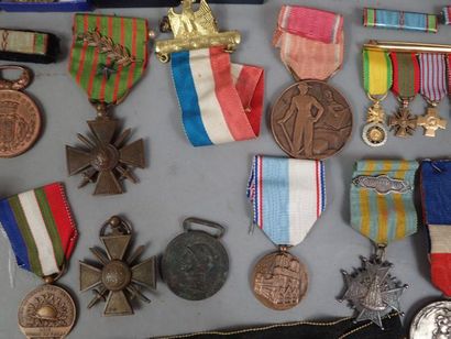 Lot de médailles françaises et étrangères,...