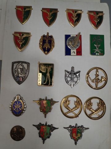 Lot d’insignes français divers : matériel,...
